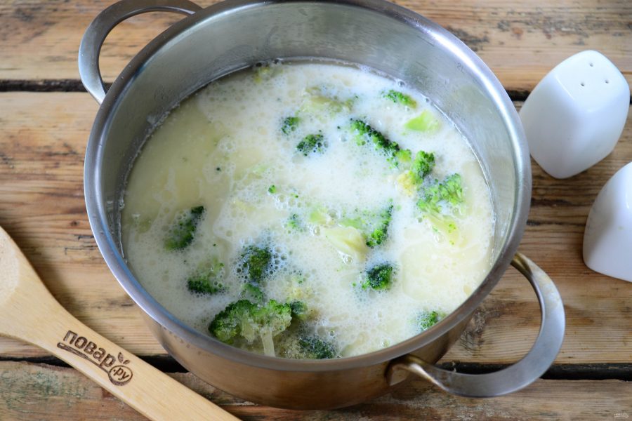 Сырный суп с брокколи в булочках