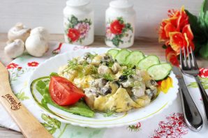 Жульен с курицей и грибами на сковороде