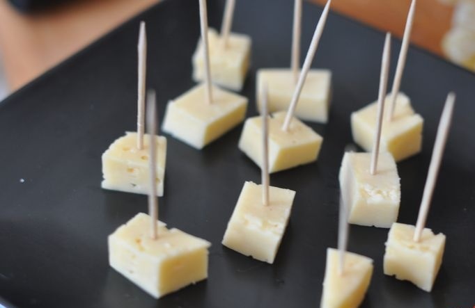 Рецепт Канапе с сыром и оливками