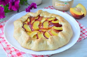 Постный пирог с персиками