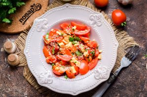 Салат из печеного болгарского перца с помидорами