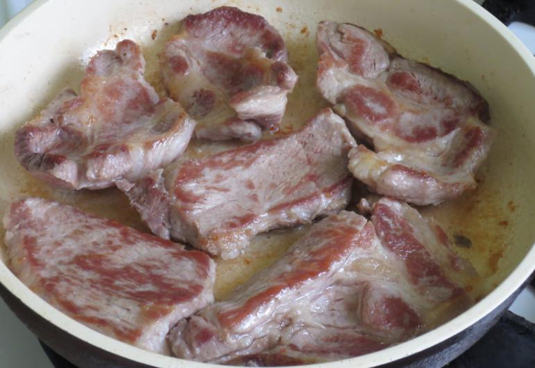 Сколько жарить шею. Шейка свинины. Свиная шея жареная на сковороде. Мясо шея свиная. Жареная шейка свинины на сковороде.