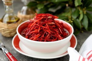 Салат с сельдереем и свеклой