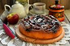 Заливной пирог с яблоками и черной смородиной в мультиварке