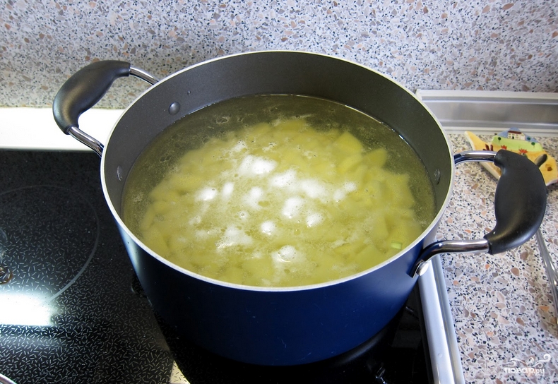 Суп с оливками. Лягушка варится на медленном огне. Вареные оливки фото в Солянке. Суп с оливками и маслинами рецепт. В подсоленной воде варят