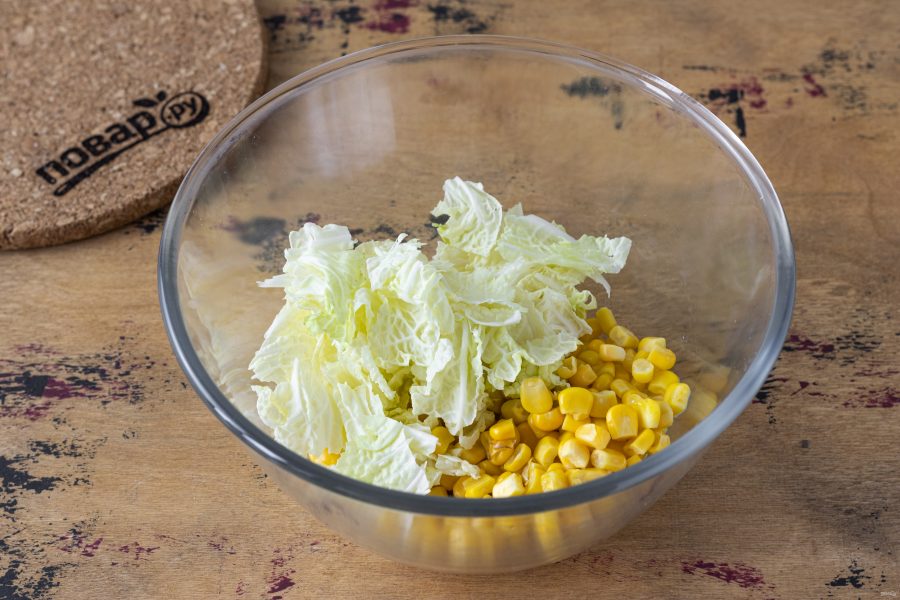Салат с кукурузой и солеными огурцами