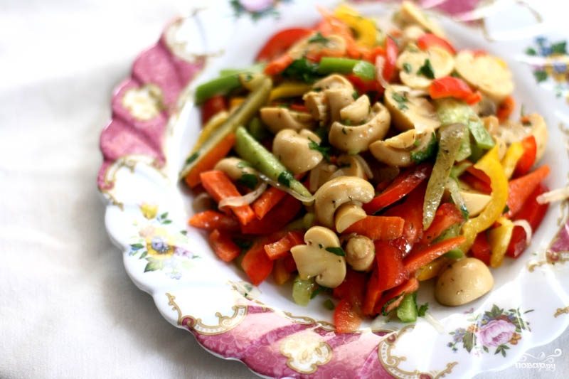 Рецепт Простой салат из шампиньонов консервированных