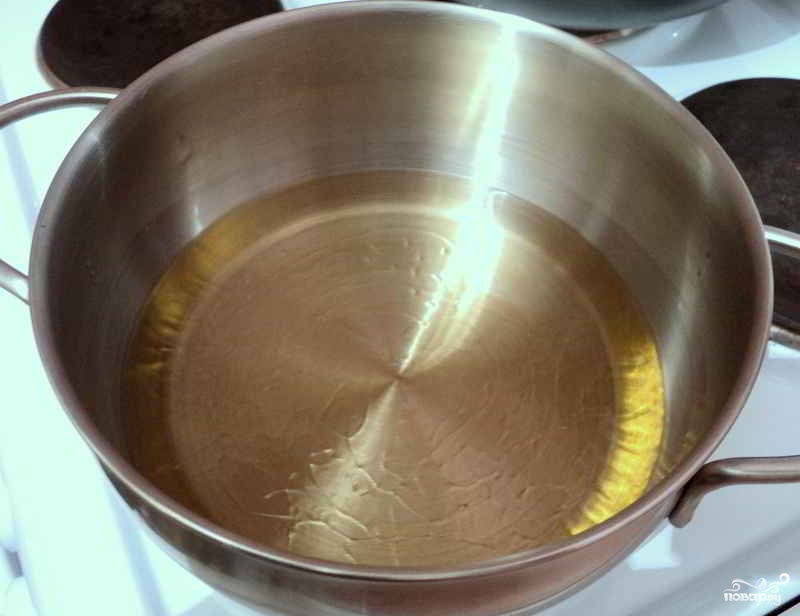 В кипящую воду можно налить растительное масло. Масло в кастрюле. Масло на сковороде. Растительное масло на сковороде. Кипящее масло на сковороде.