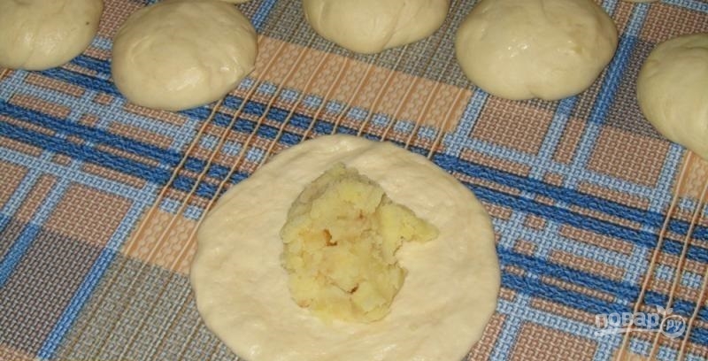 Рецепт теста без дрожжей на картошке. Защипываем по краям лепешки. Пирожок с картошкой Карусель. Как защипывать лепешки к середине.