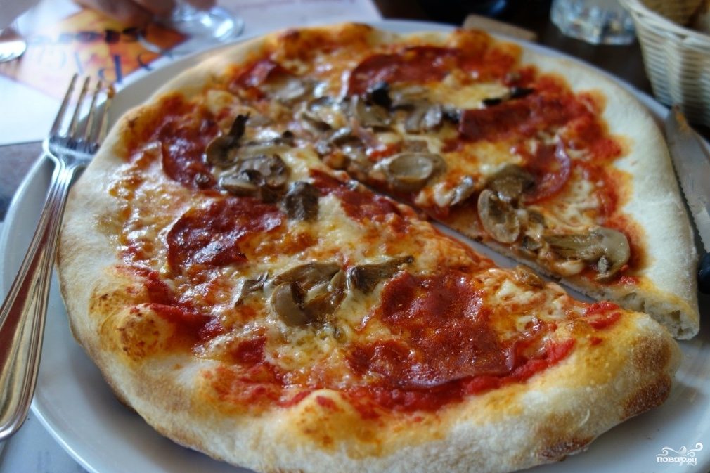 Рецепт Пицца с колбасой, грибами и помидорами