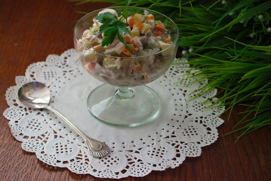 Овощной салат с маринованными грибами и индейкой