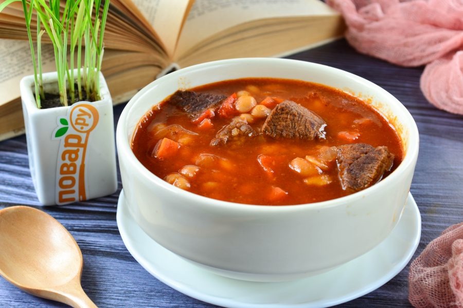 Густой суп с мелко нарезанными кусками мяса или рыбы и острыми пряными приправами