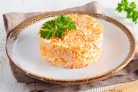 Салат с крабовыми палочками и морковью
