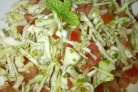 Салат из капусты, помидоров и чеснока
