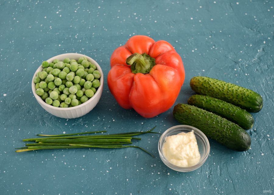 Салат с перцем и зеленым горошком