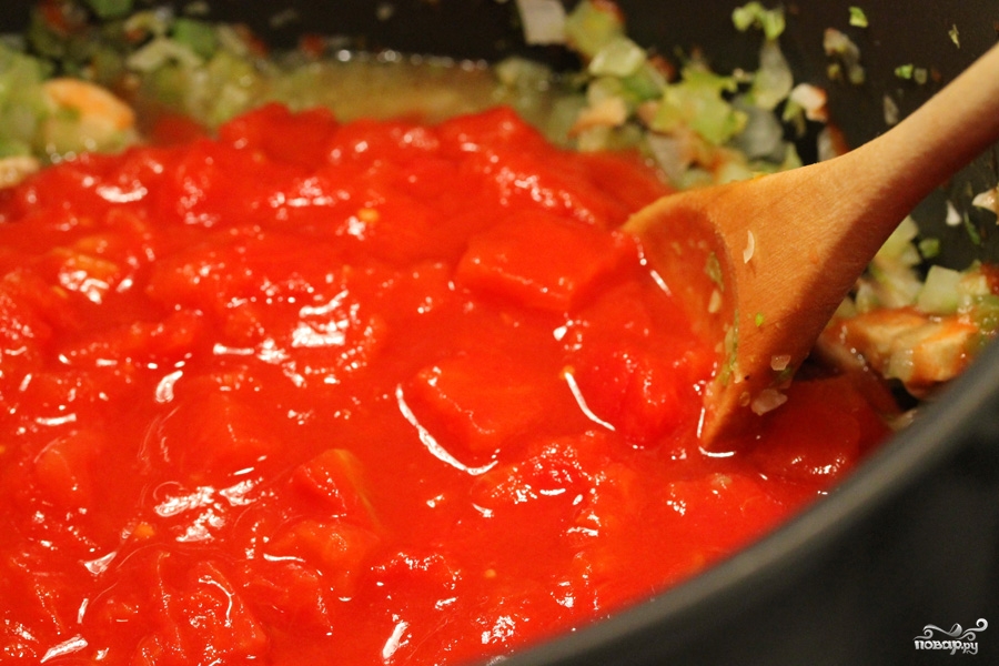 Мясо подливка с томатной пастой. Мясо в томатном соке. Мясной соус томатный. Мясо в томатном соке на сковороде. Мясо с томатами в собственном соку.
