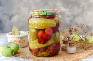 Огурцы с вишней на зиму