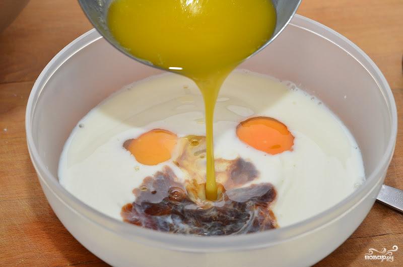 Яйцо 2 шт сливочное масло. Смешиваем яйца. Ингредиент с двумя рецептами. Добавьте растопленное масло и молоко в тесто, продолжая мешать.
