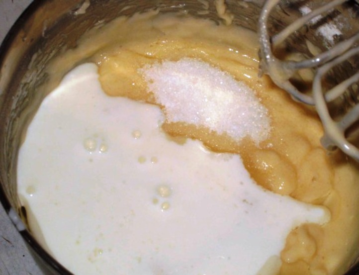 Тесто кефир растительное масло. Заварное тесто на растительном масле. Тесто на кефире с яблочным уксусом. Рецепт заварного теста на блины. Заливные яблоки соде и кефире.