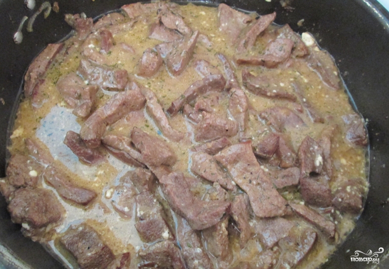 Подливка из свиной печени на сковороде