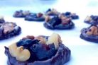 Шоколадные монетки с черносливом и орехами