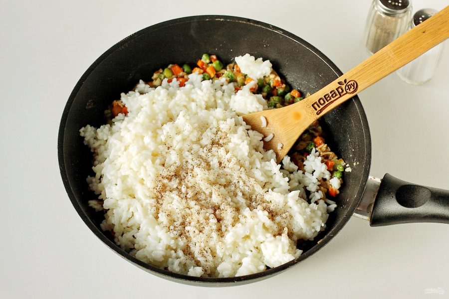 Рассыпчатый рис на сковороде с луком. Рис на сковороде. Рис в сковородке. Рисовый на сковороде. Вареный рис с яйцом на сковороде.