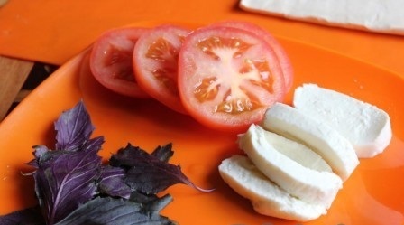 Рецепт Пирожки с помидорами и базиликом