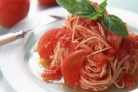 Спагетти с соусом из помидоров и каперсов
