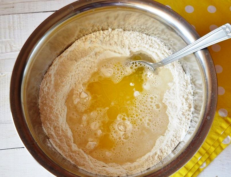 Рецепт мука вода сахар. Тесто в масле. Мука тесто. Тесто в миске. Тесто на растительном масле.