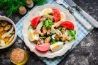 Салат с морским коктейлем и рукколой
