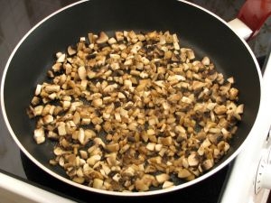 Рецепт Салат с черносливом и грибами