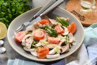 Салат с курицей, сельдереем и шампиньонами