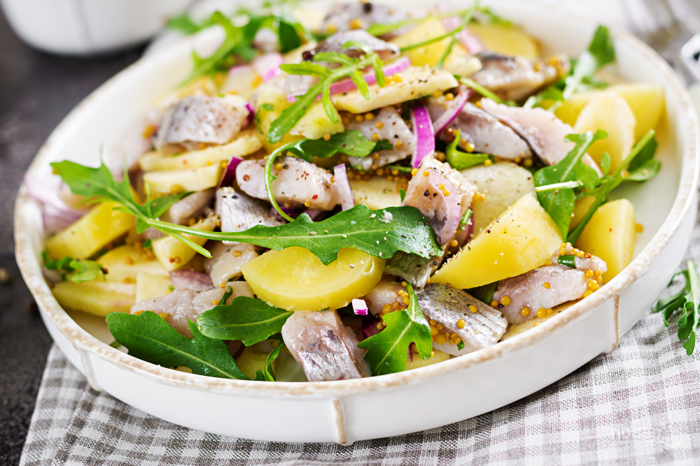 Закусочный салат из селедки и яблока – пошаговый рецепт приготовления с фото