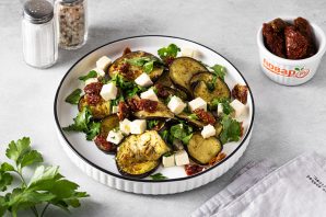 Салат с баклажанами и вялеными помидорами