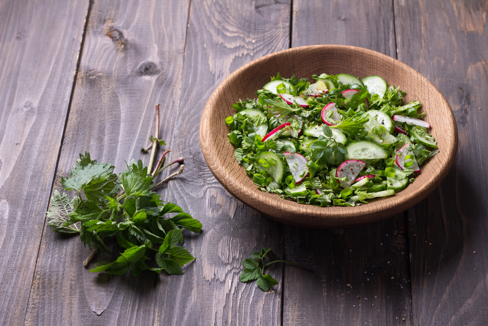 Витаминный салат с крапивой