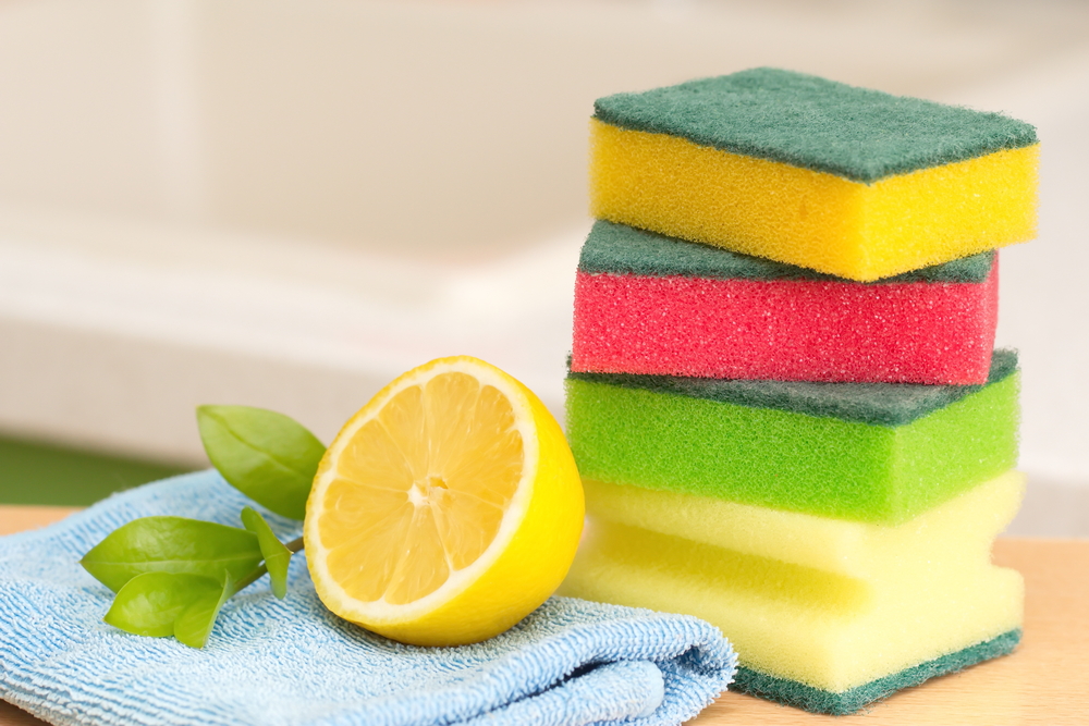 Лимонный сок, сода и губки помогут в уборке кухни.