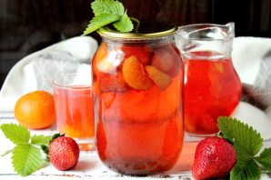 Компот из клубники и мандаринов на зиму