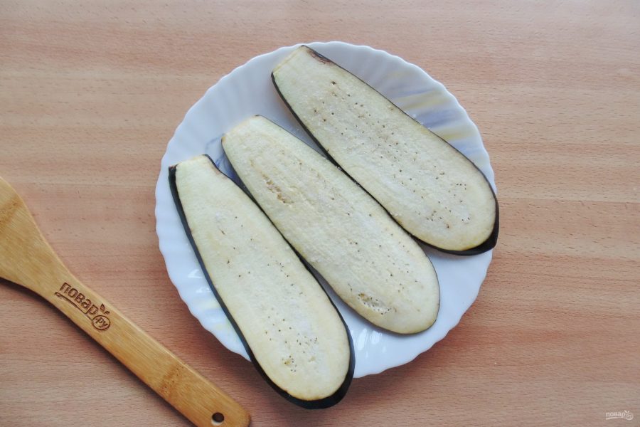 Рулетики из баклажанов с творогом и грецкими орехами