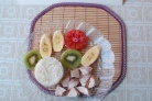 Легкий салат из риса, курицы и фруктов