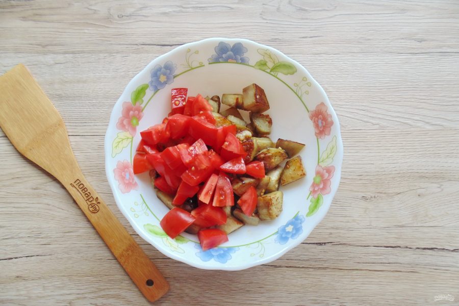 Салат с жареными баклажанами и свежими помидорами