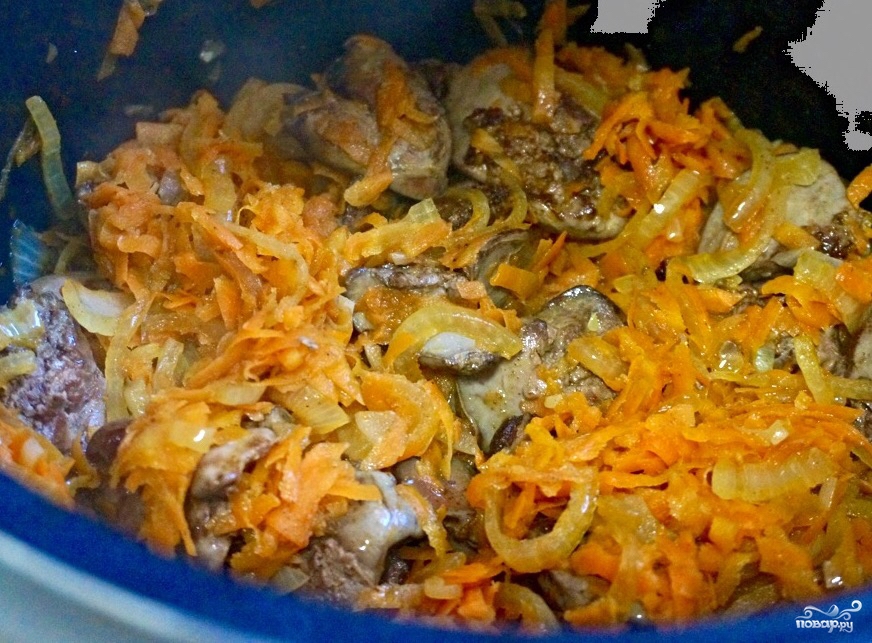 Жареная куриная печень с луком и морковью