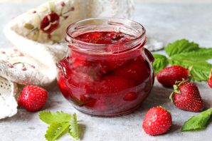 Рубиновое варенье из клубники
