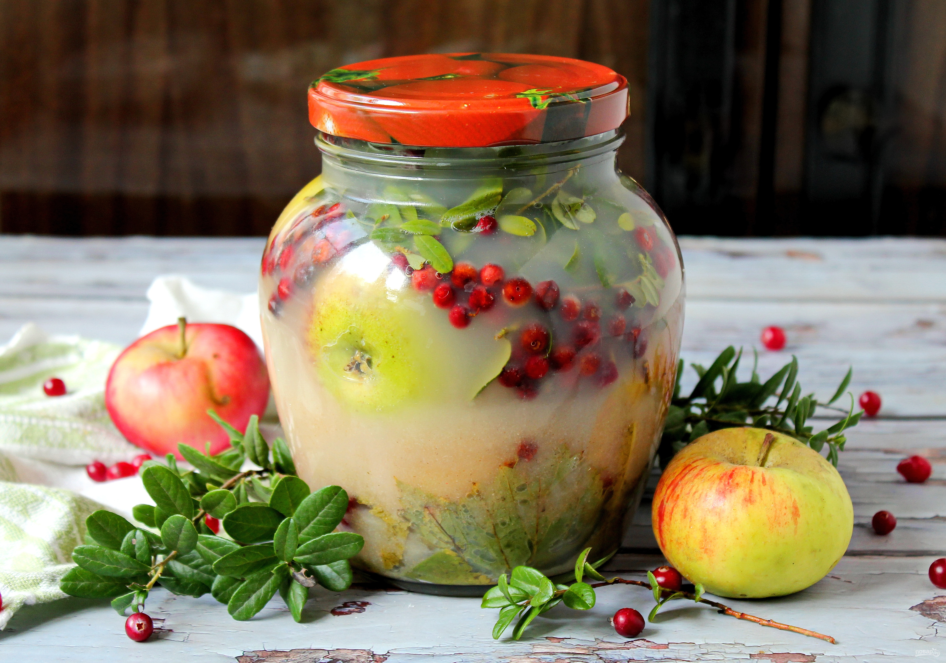 Рецепт моченых яблок в банки. Моченые яблоки с брусникой. Брусника с яблоками. Мочение ягод. Моченые яблоки с калиной на зиму заготовки.
