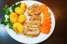 Жаркое из свинины, фаршированное ябоками и клюквой