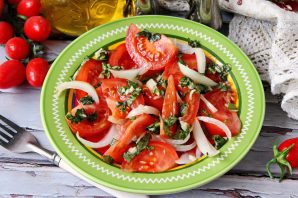 Салат из помидоров с базиликом и медом