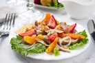 Куриный салат из сезонных фруктов