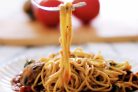 Спагетти с томатным соусом и овощами