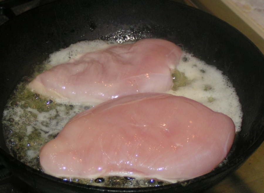 Куриное филе с шапочкой на сковороде. Как приготовить куриную грудку на сковороде. Грудка на сковороде пошаговое фото. Сколько готовится грудка на сковороде.