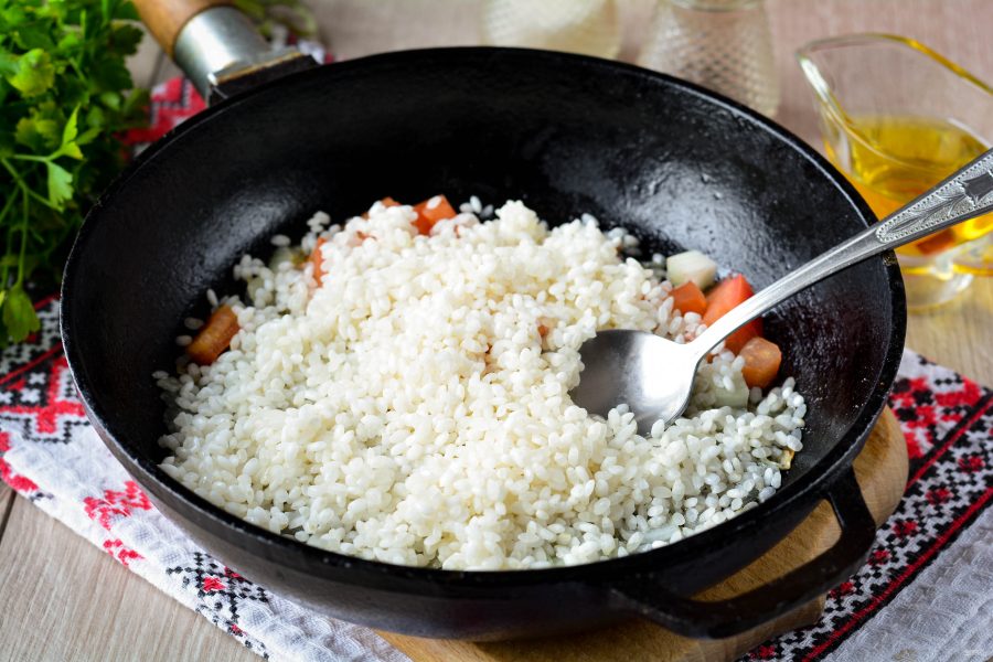 Рис на сковороде рецепт рассыпчатый сливочном масле. Рис на сковороде. Рис в сковородке. Приготовление риса. Рис на сковороде рассыпчатый.