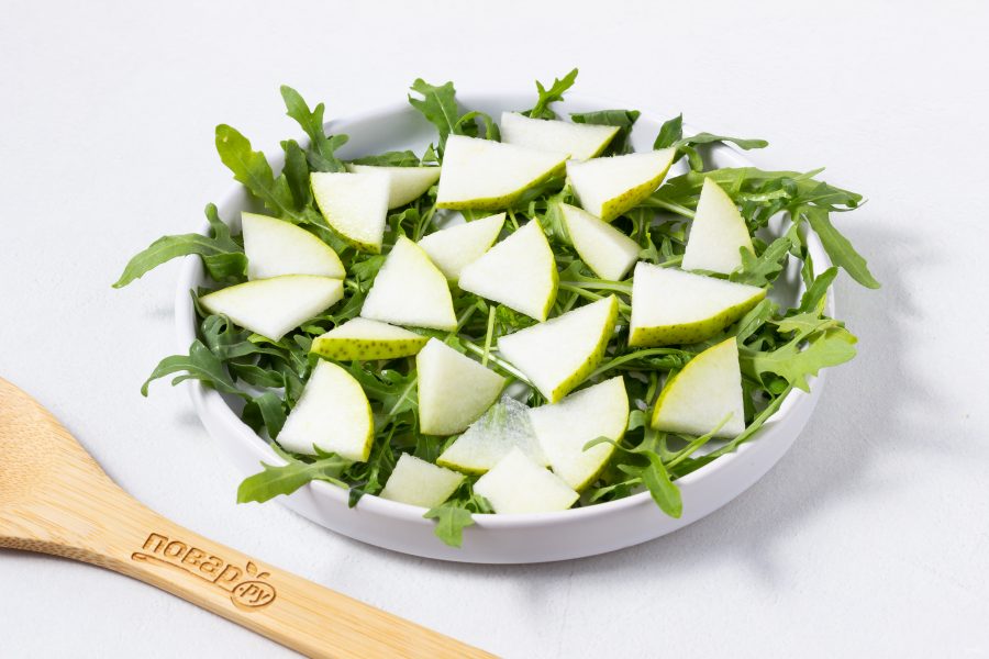 Зеленый салат с грушей